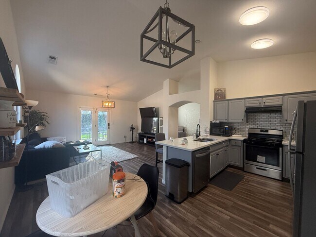 Building Photo - 3 bedrooms, 2 full bathrooms single-story home located in the heart of Visalia, CA.