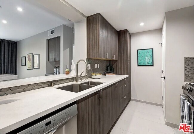 Building Photo - 930 N Doheny Dr