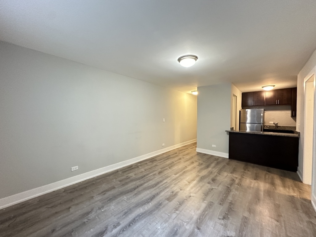 Building Photo - 447 W Surf St