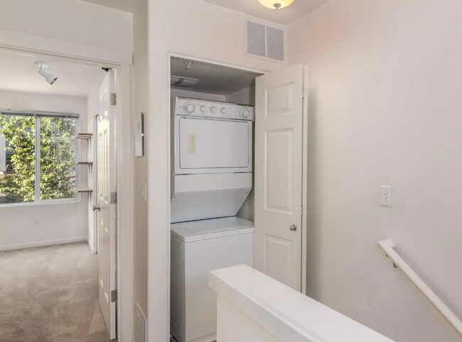 Building Photo - Gorgeous Murrayhill Town Home in a communi...