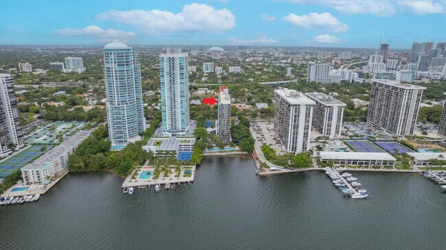 Building Photo - 2025 Brickell Ave