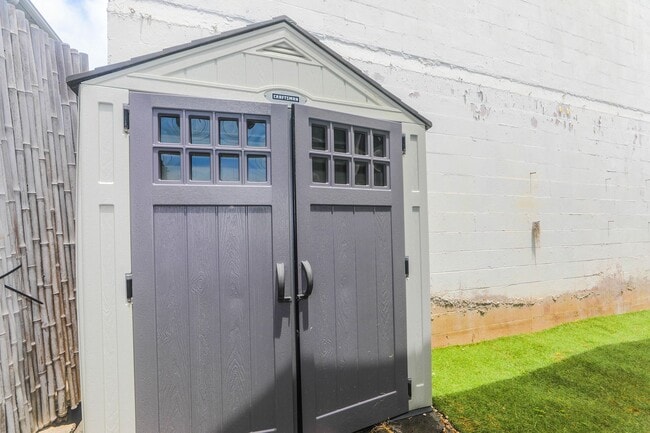 Building Photo - 2 Bedroom, 1 Bathroom, 2 Parking Home with Solar Panels + A/C!