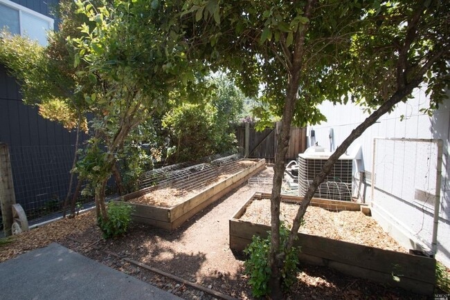 Building Photo - Beautifully Updated 5 Bedroom, 4 Bath Home...