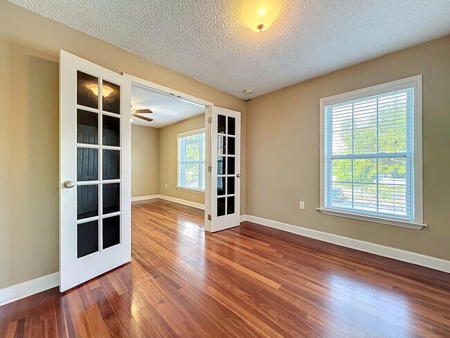 Building Photo - 2065 Dixie Belle Dr