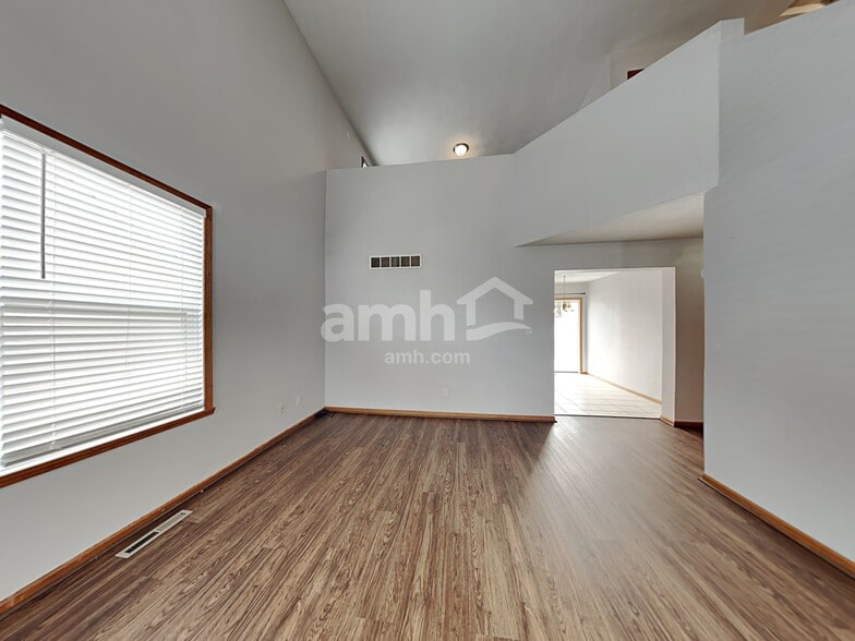 Building Photo - 3042 Bauer Dr