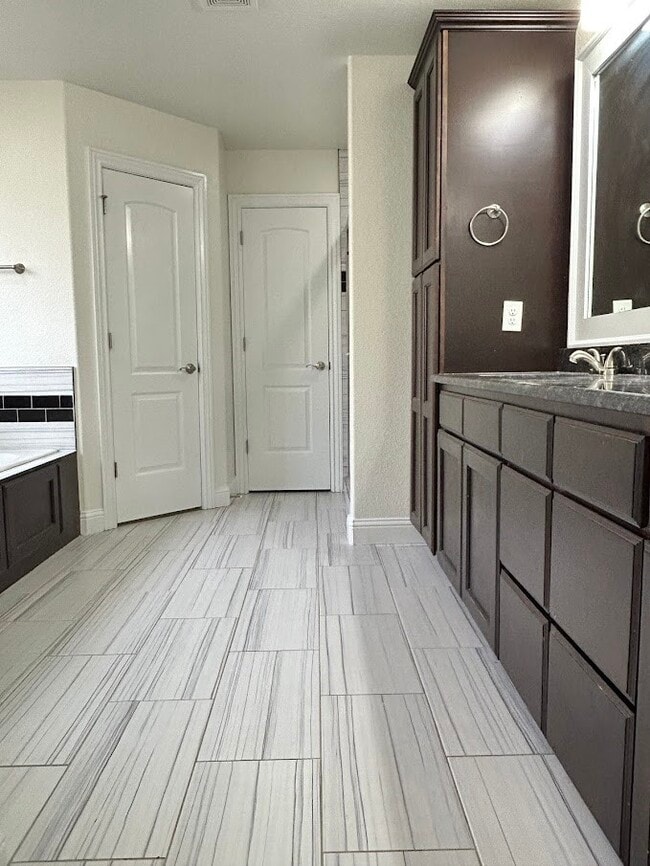 Building Photo - 910 Sunset Ln