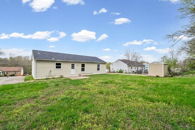 Building Photo - 3 Bedroom 2 Full Bath Home For Rent near Post!