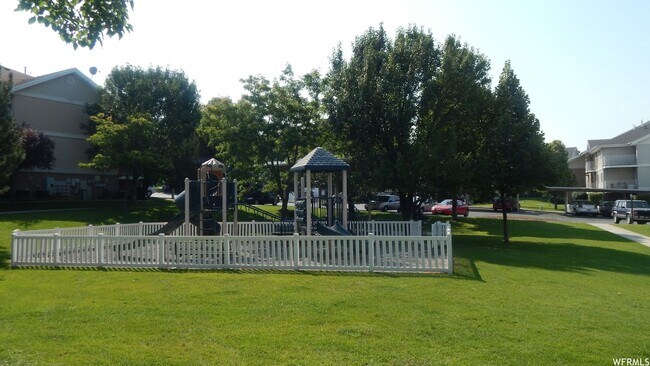 Building Photo - Darling Ground Floor Stonebrook Condo