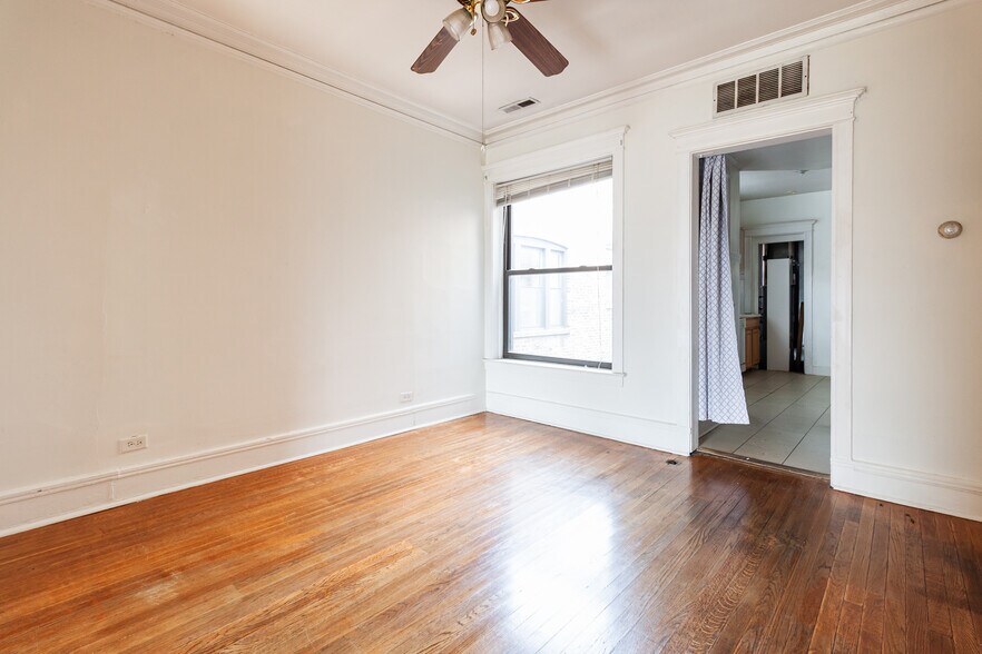 Building Photo - 910 W Belle Plaine Ave