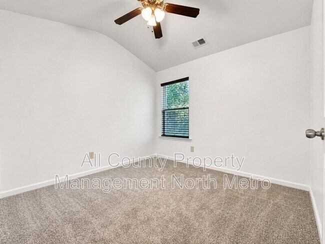 Building Photo - 417 Village View