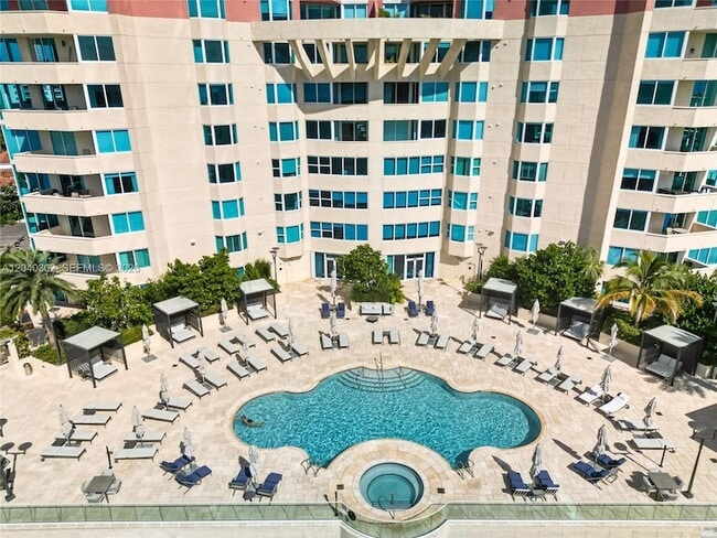 Building Photo - 300 South Pointe Dr