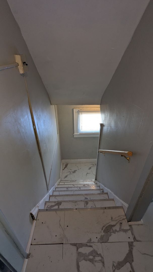 Building Photo - 4-Bedroom, 1-Bathroom Single Family Home f...