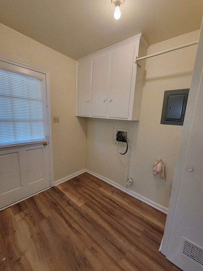 Building Photo - Bryan - 4 Bedroom - 2 bath - 2 story House with attached garage