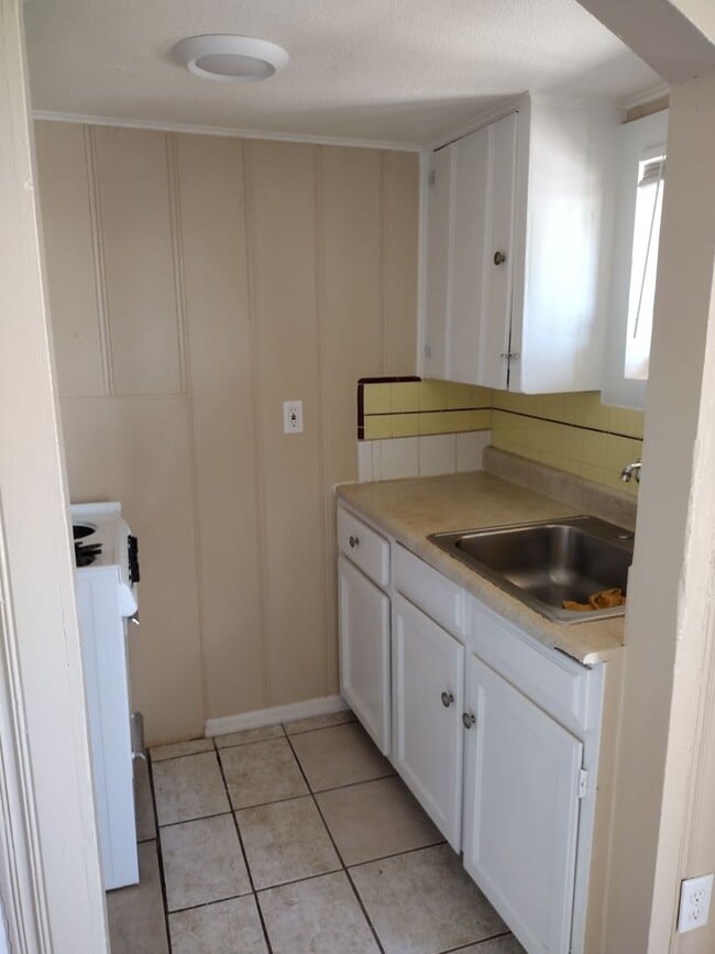 Building Photo - Cute 1 Bedroom in Great Location