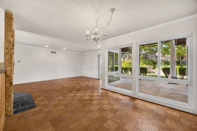 Building Photo - Adorable 3 Bed / 2 Bath Home w/ Detached 2 Car Garage