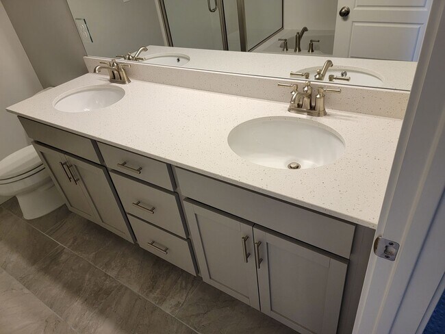 Building Photo - Stunning Townhomes!