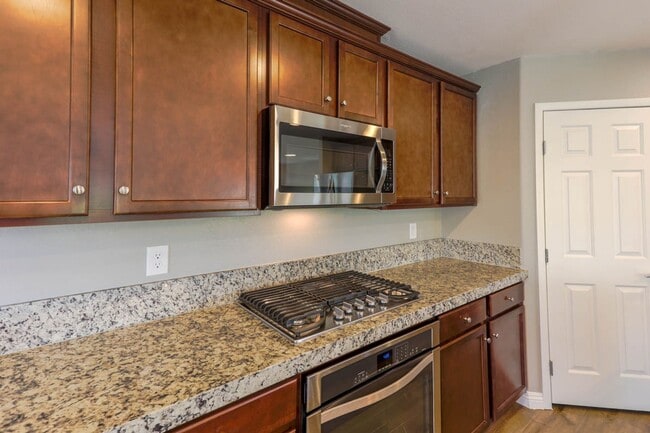 Building Photo - Beautiful 3 Bedroom Townhome With Stunning Mountain Views