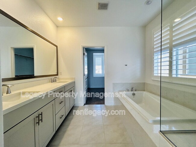Building Photo - 4096 Azul Way