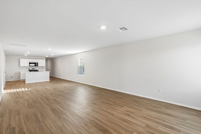 Building Photo - 4 Bed | 2 Bath | 1,572 Sq Ft