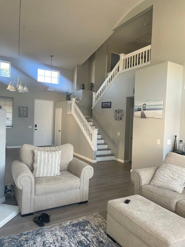 Building Photo - GORGEOUS AND IMMAXCULATE 4 BDRM 3 BA STORY HOME FOR LEASE PALMDALE!