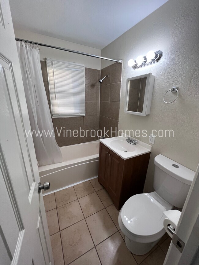 Building Photo - 8211 Ruskin Way