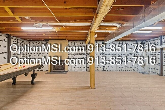 Building Photo - Spacious and move in ready!