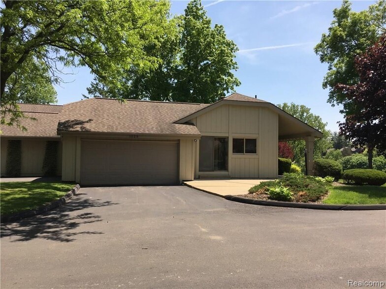 Primary Photo - 1829 Golf Ridge Dr