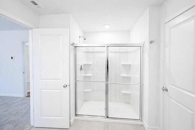 Building Photo - Like New 5 Bedroom Home with Community Amenities