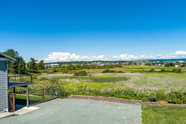 Building Photo - Gorgeous Lower Level Apartment Ready For a...