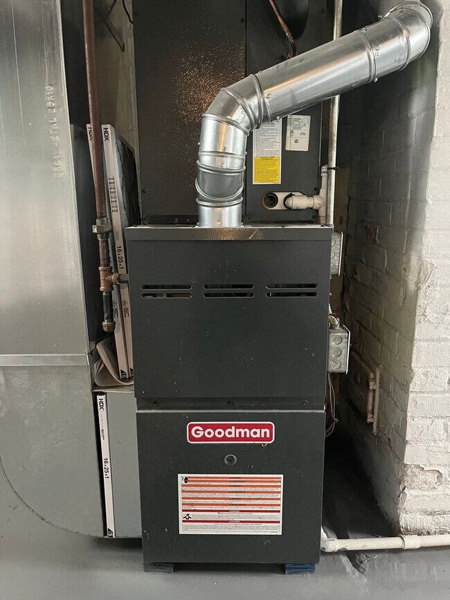 Building Photo - Old Brooklyn Area - 3 Bedroom Single Famil...