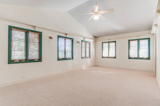 Building Photo - LUXURY 4-BEDROOM IN ALAMO HEIGHTS