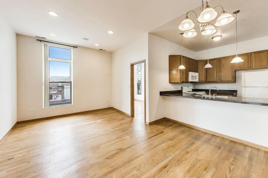 Building Photo - 1700 W Cermak Rd