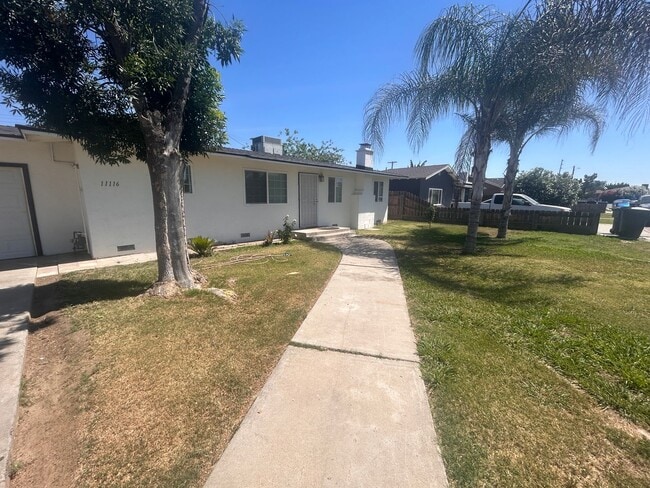 Building Photo - Move in Ready in  Hanford 3 bedroom, 1 bath with large yard!