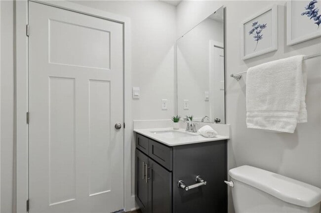 Building Photo - Luxury End-Unit Townhome with 4 Bedrooms &...