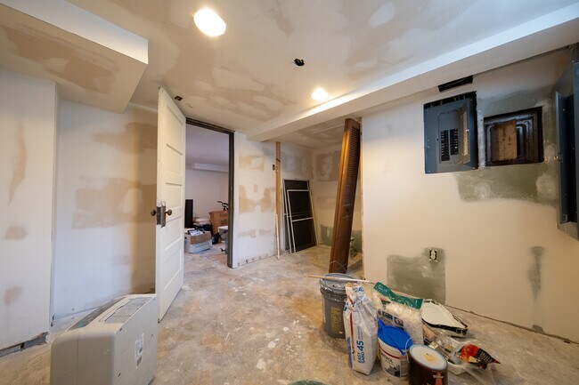 Building Photo - 1600 N Sheridan Ave
