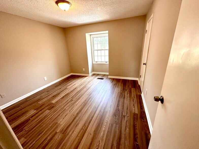 Large bedrooms - 3730 Old Flowery Branch Rd