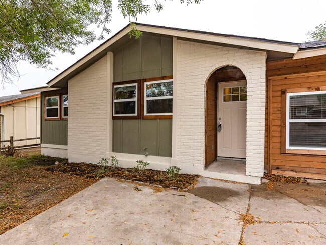 Building Photo - Fully Remodeled 4BR Home in East Austin – Modern Upgrades & Spacious Yard