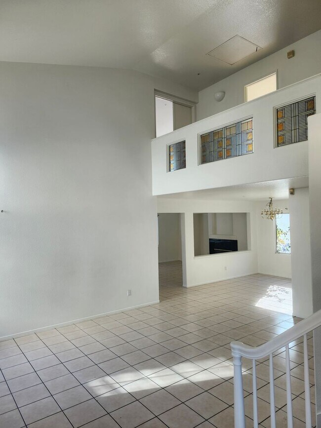 Building Photo - Spacious 4-Bedroom Home in a Prime Location