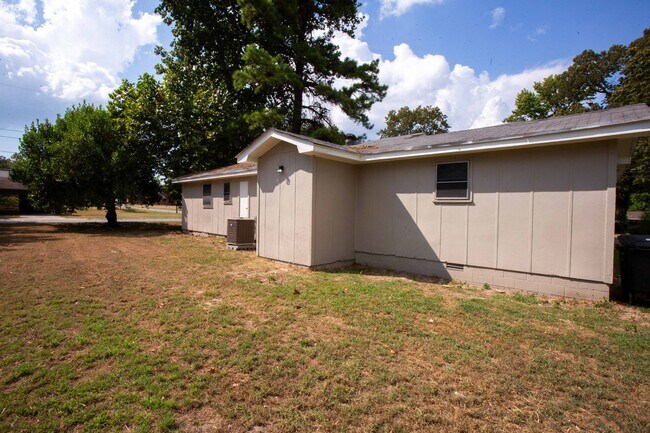 Building Photo - 3 bed, 1 bath home, fully updated!