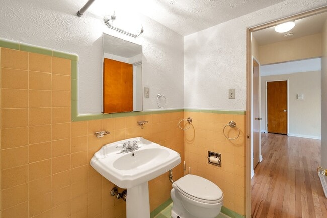 Building Photo - Large two Bed / One bath condo in great Art deco building near Washington park.