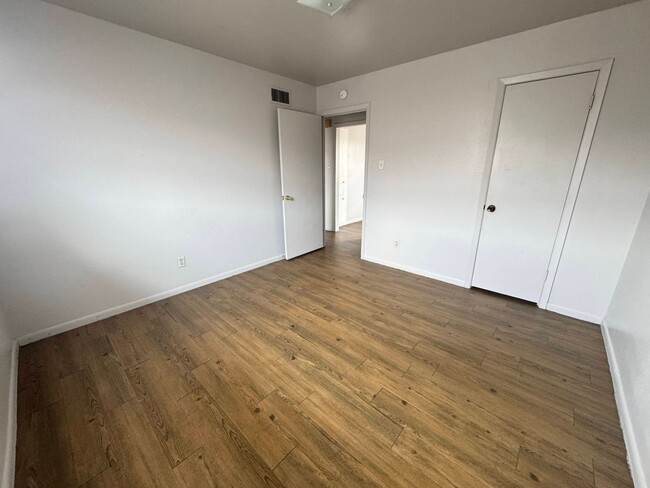 Building Photo - 611 Sunset Ln