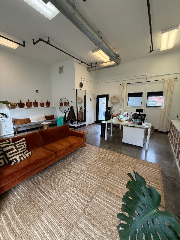 Building Photo - 532 W 10th St