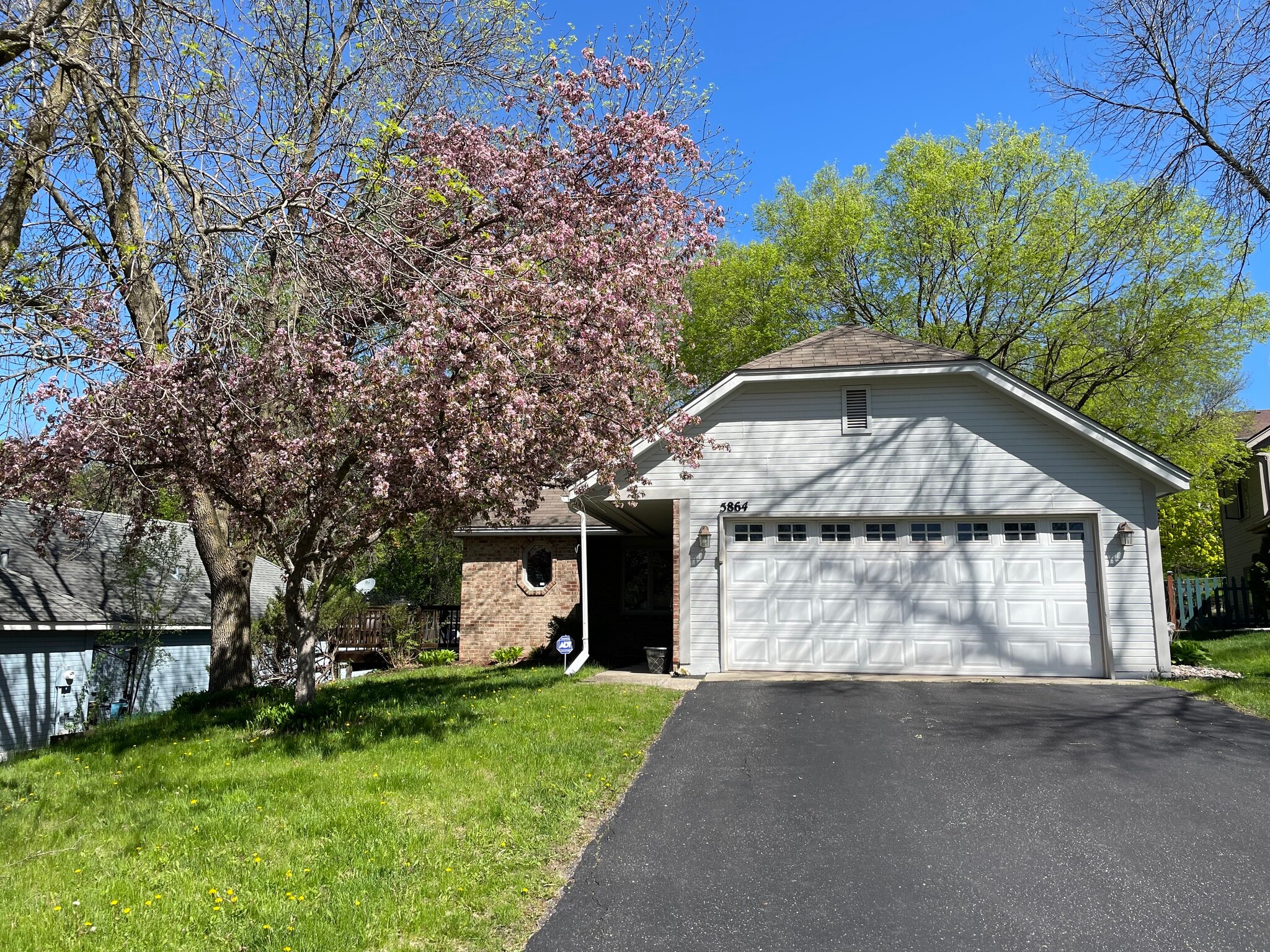 Building Photo - 5864 Red Cherry Ln