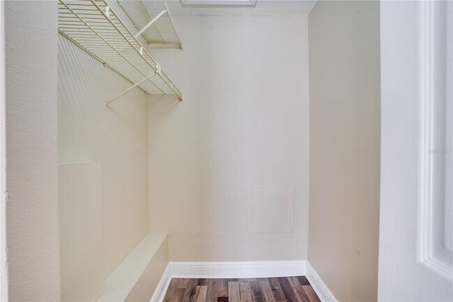 Building Photo - 806 Lake Haven Square