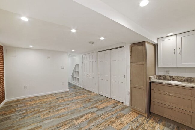 Building Photo - 1 Month Off! Available Now!  // 3bedroom 2.5 bathroom Condo// Trinidad//Private Parking Included