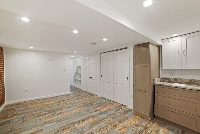 Building Photo - Available Now!  // 3bedroom 2.5 bathroom C...