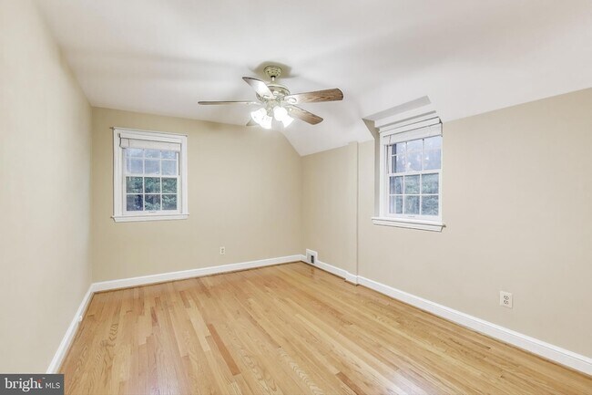 Building Photo - 9326 W Parkhill Dr