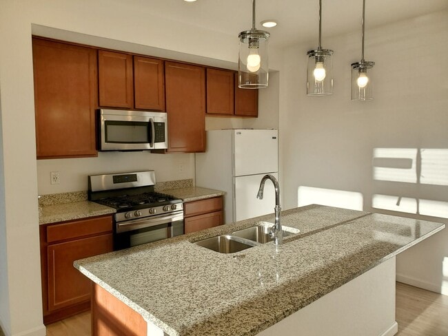 Building Photo - Newer Townhouse in Ideal North Gate Location!