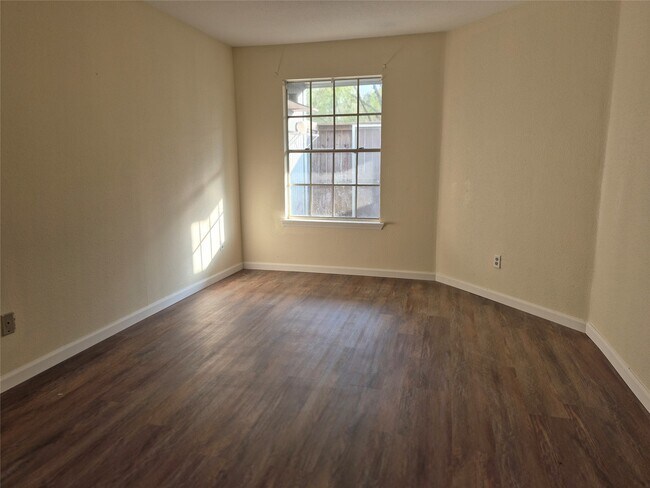 Building Photo - 10847 Braes Bend Dr