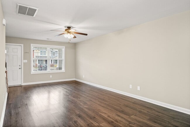 Building Photo - 2 Bedroom Condo For Rent With Community Swimming Pool!